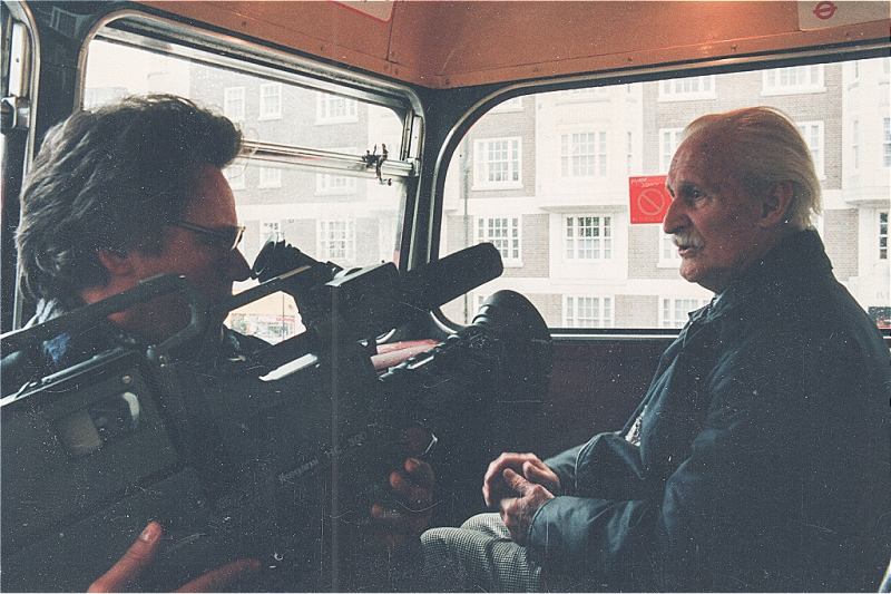 Peter Badel und Walter nessler in einem Londoner Bus 1991